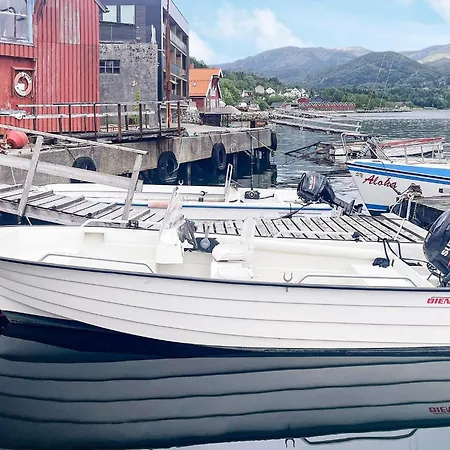 4 Person In Bryggja-by Traum