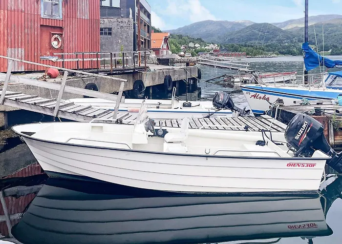 4 Person In Bryggja-by Traum